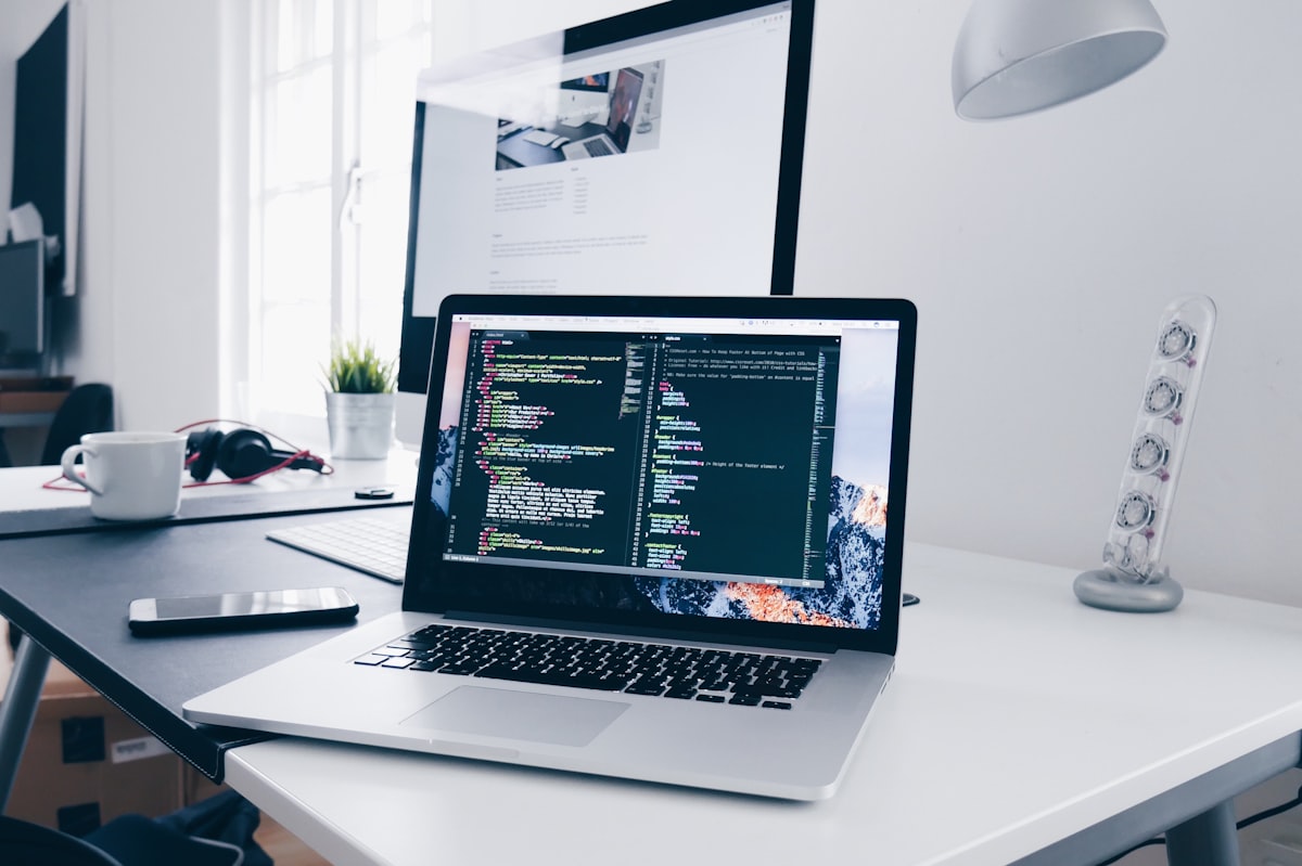 Professionele webontwikkelwerkplek met laptop en code